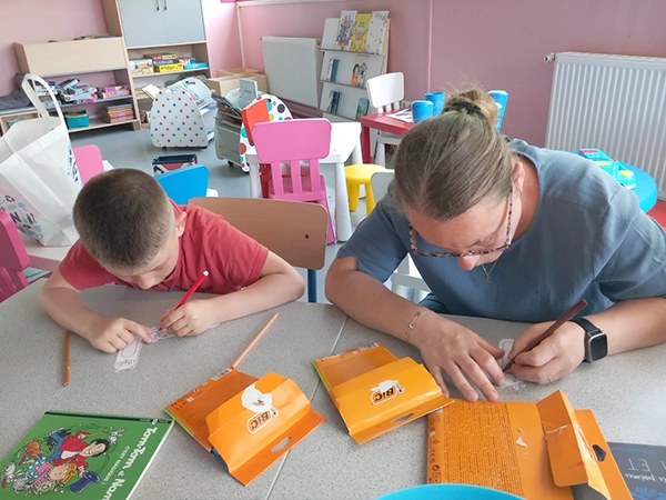Maman et son fils qui dessinent