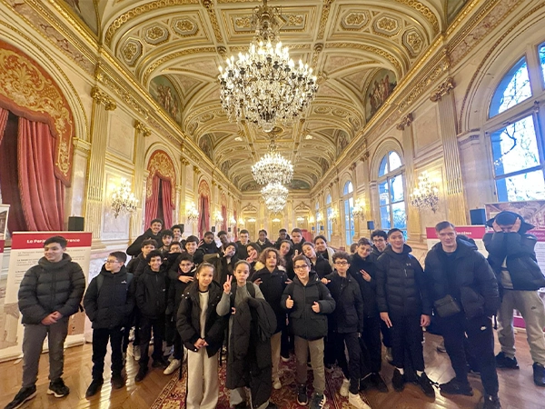 Visite de l'assemblée nationale pour les ados et les enfants de Basse Masure