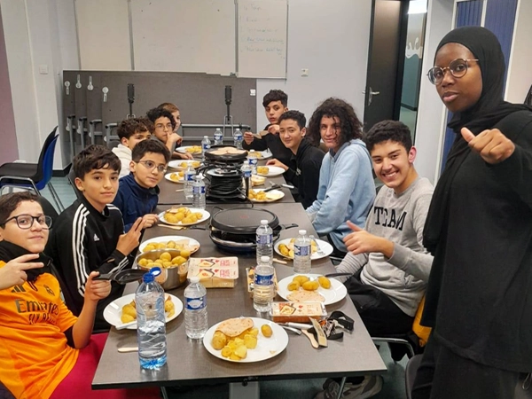 Jeunes autour d'un repas