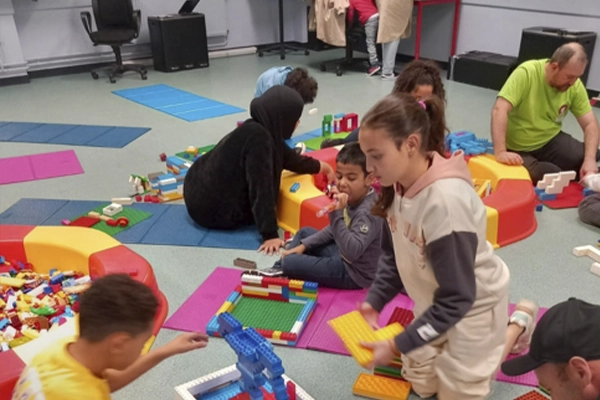 Parents et enfants qui jouent à des jeux de société