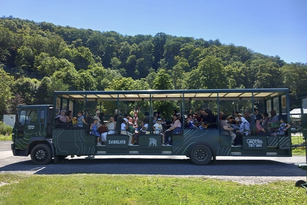 Familles dans un petit train